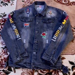 Denim jacket jeans
US🇺🇸size
M and fit L for females👧 
M for males👦